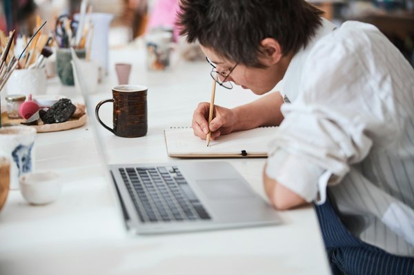 Devenir freelance maquettiste pao : guide et opportunités